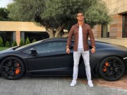 Bóng đá - Ronaldo: Phóng siêu xe với bồ, về nhà bằng cứu thương