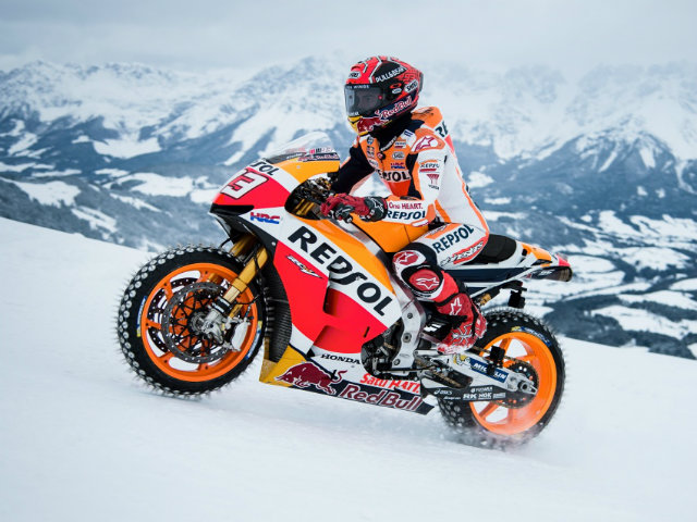 Phát sợ Honda RC213-V độ lốp đinh chạy trên tuyết