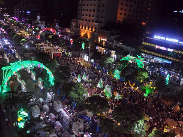 Tin tức trong ngày - Hàng ngàn người đổ về đường hoa lâu năm nhất Sài Gòn