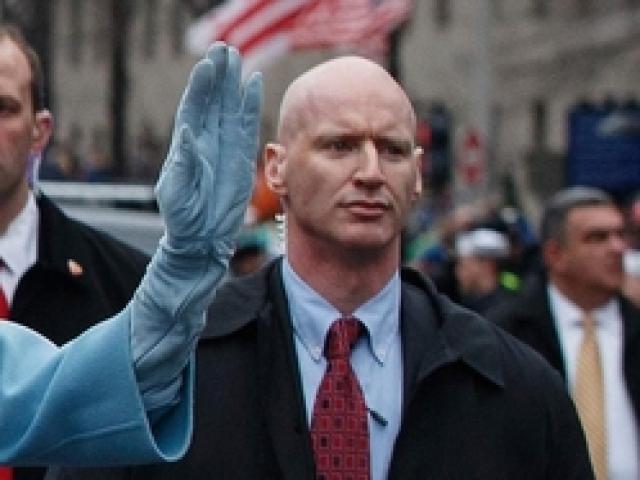 Thế giới - Sự thật về "cánh tay giả" của mật vụ bảo vệ Trump