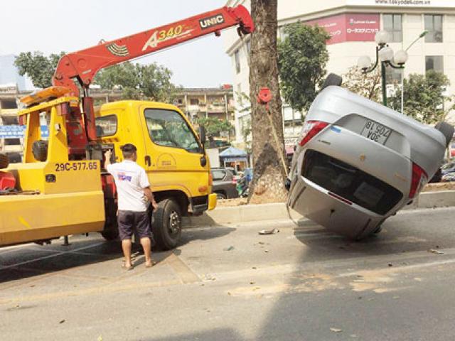 Tin tức trong ngày - Ô tô lật úp giữa phố, chắn ngang đường buýt nhanh BRT