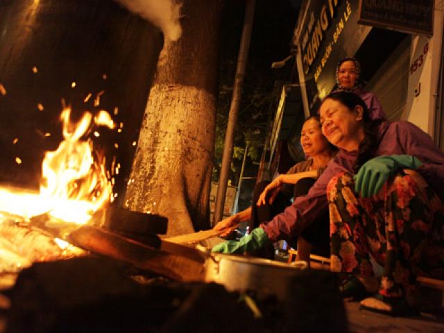 Người Hà Nội nấu bánh chưng trên vỉa hè, ngõ làng trong đêm