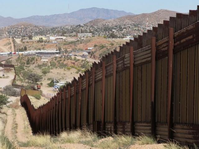 Trump dùng nguyên liệu gì để xây tường biên giới Mexico