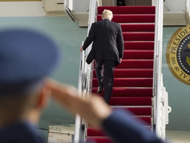 Thế giới - Trump lần đầu dùng Không lực Một, quên vẫy tay chào