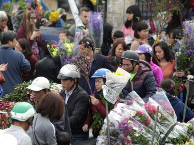 30 Tết, chen chân ở chợ hoa lớn nhất Hà Nội