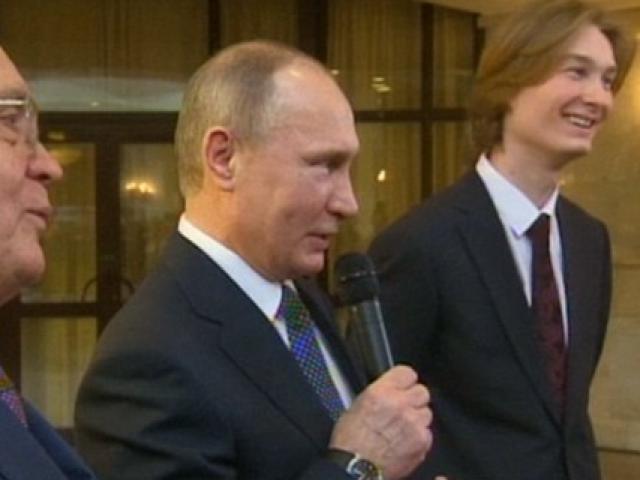 Thế giới - Lần hiếm hoi Putin cầm micro, say sưa hát