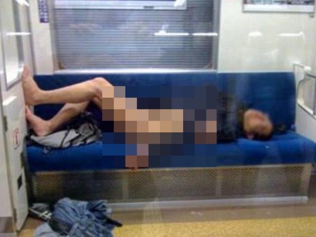 Thanh niên Nhật say xỉn cởi quần nằm ngủ trên tàu điện