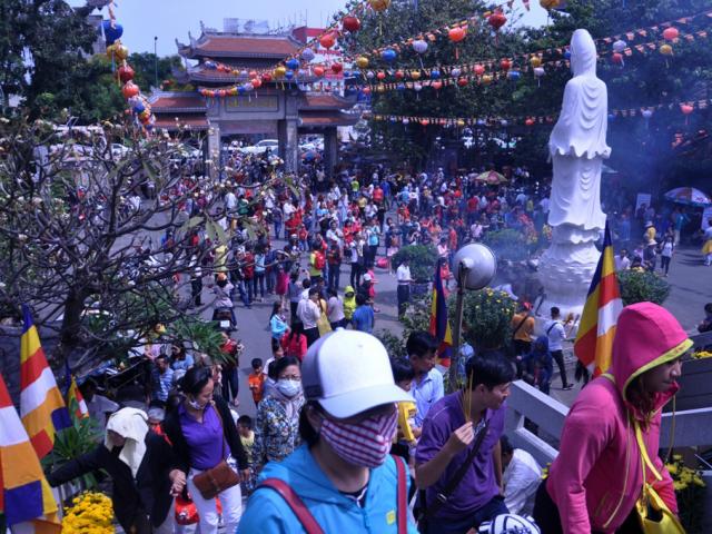 Tin tức trong ngày - Người Sài Gòn nườm nượp đi chùa ngày mùng 1 Tết