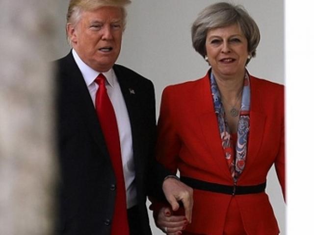 Thế giới - Trump nắm tay nữ Thủ tướng Anh đi ở Nhà Trắng