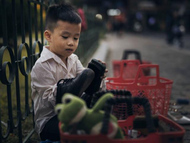 Bạn trẻ - Cuộc sống - Sự thật không ngờ về cậu bé đánh giày trong đêm đông
