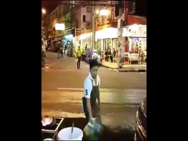 Bạn trẻ - Cuộc sống - Clip: Chàng đầu bếp gây choáng với món "rau xào bay"