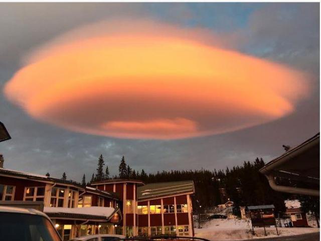 Phi thường - kỳ quặc - Mây khổng lồ hình UFO “chiếm lĩnh” bầu trời Thuỵ Điển