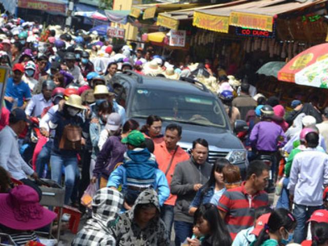 Tin tức trong ngày - Chen chân xin lộc Bà Chúa Xứ