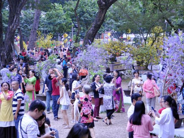 Tin tức trong ngày - Hàng ngàn người xúng xính áo mới du xuân ở Sài Gòn