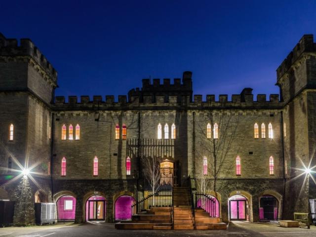 Tài chính - Bất động sản - Ông chủ "chơi trội" chi 72 tỷ đồng tu sửa lâu đài làm văn phòng công ty