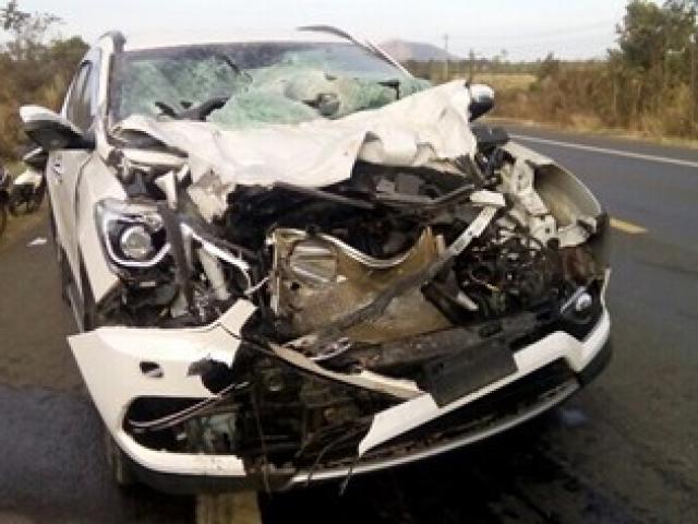 Tin tức trong ngày - Ô tô biến dạng 'kì quái' sau khi đấu đầu máy cày trên quốc lộ