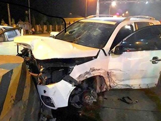 Tin tức trong ngày - Xế hộp lao vào trạm thu phí, 5 người nguy kịch