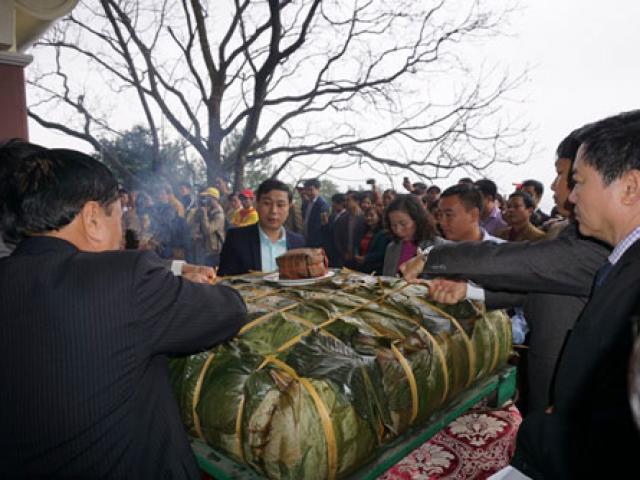 Dâng cặp bánh chưng nặng 7 tạ tri ân bà Hoàng Thị Loan
