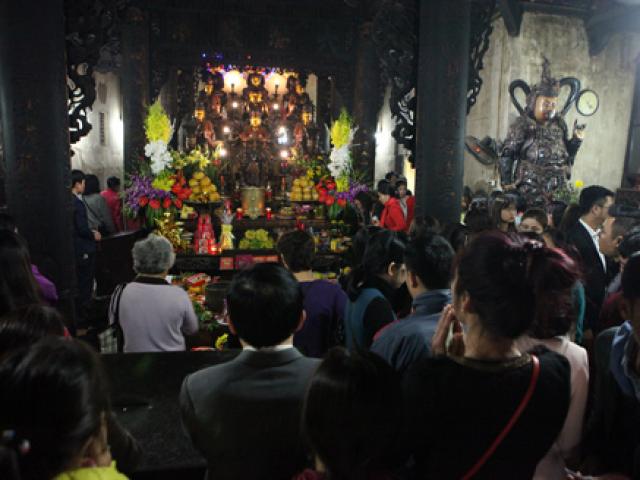 Tin tức trong ngày - Sợ "sao La Hầu chiếu mệnh", dân ùn ùn tới chùa Phúc Khánh giải hạn