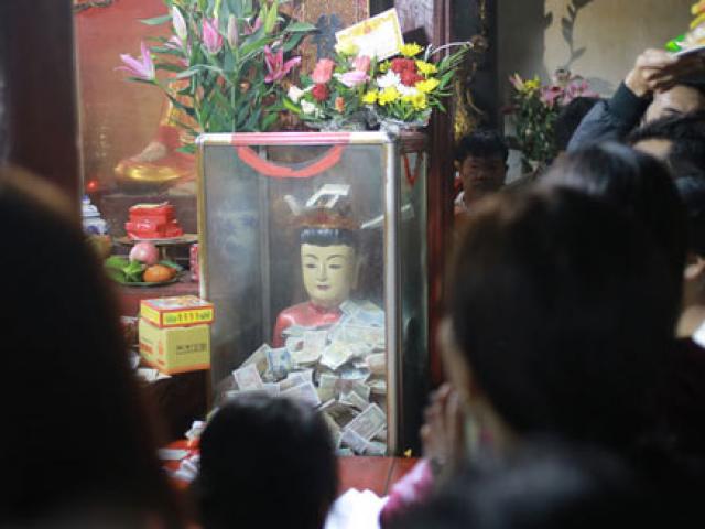 Tin tức trong ngày - Tượng thánh ở Phủ Dầy bị tiền lẻ che kín