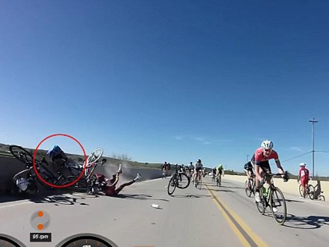 Thể thao - Tai nạn: Xe rơi xuống vực, cua-rơ "mành chỉ treo chuông"