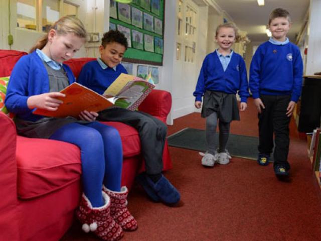 Giáo dục - du học - Trường tiểu học khuyến khích HS đi dép trong nhà đến trường