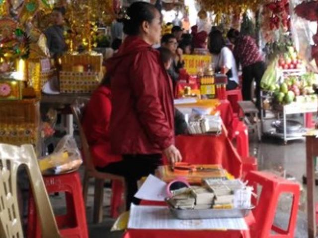 Thị trường - Tiêu dùng - Tràn lan dịch vụ đổi tiền lẻ 'ăn chênh' tại đền Hoàng Mười