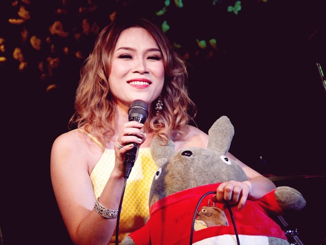 Ca nhạc - MTV - Mỹ Tâm than phiền hàng xóm hát karaoke rần rần "Duyên phận"