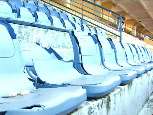 Bóng đá - Xài bao nhiêu cũng hết, sân không chịu đầu tư