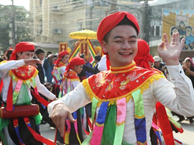 Tin tức trong ngày - Trai Thủ đô lả lướt "liếc mắt đưa tình" giữa sân đình