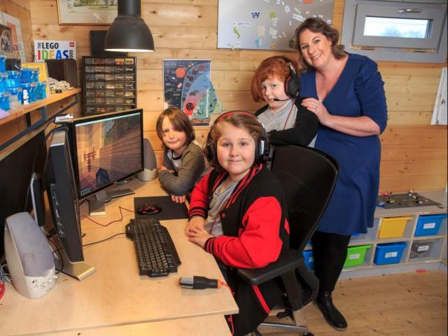 Giáo dục - du học - Bà mẹ dạy con bằng game trực tuyến thay vì tới trường