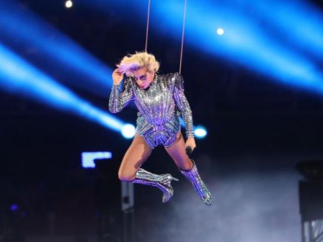 Toát mồ hôi với sân khấu trên không siêu đỉnh của Lady Gaga