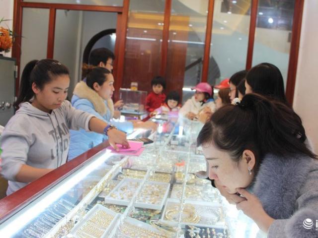 Thị trường - Tiêu dùng - Nhẫn lông voi bằng vàng, vòng phong thủy đắt khách ngày vía Thần Tài