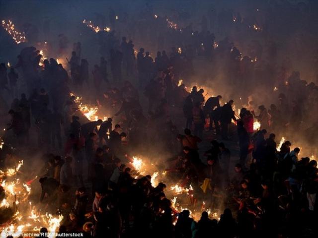 Thế giới - Trung Quốc: Đỏ rực trời ngày cúng Thần tài