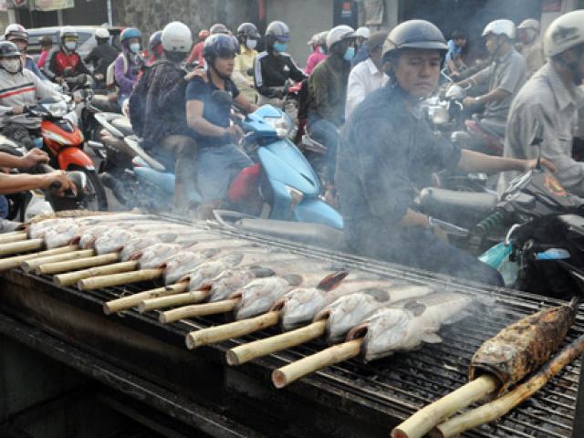 Tin TP Hồ Chí Minh - Hàng ngàn con cá lóc “xuất xưởng” trong ngày vía Thần Tài