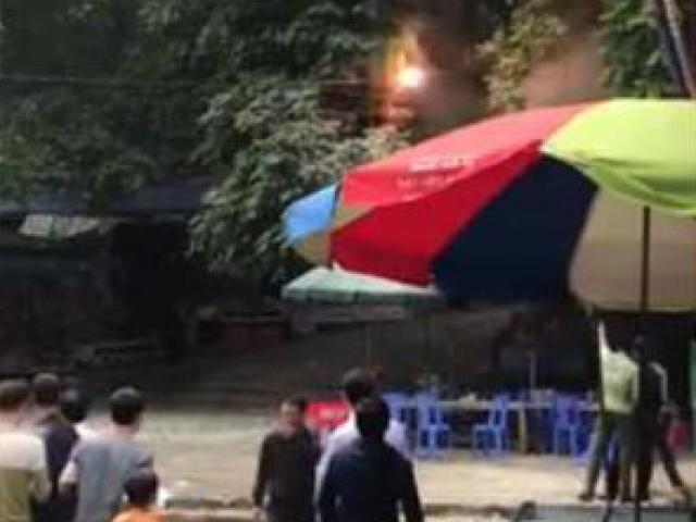 Clip: Chập điện ở chùa Hương, du khách hoảng loạn bỏ chạy