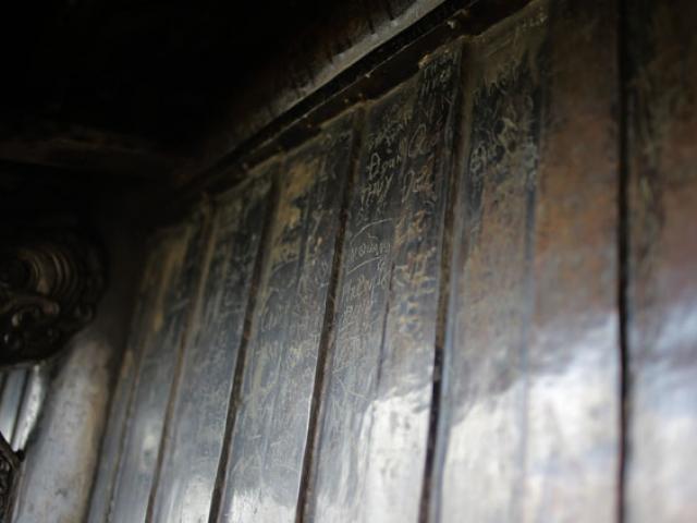 Tin tức trong ngày - Chùa Đồng Yên Tử bị khắc nham nhở, nhét đầy tiền lẻ