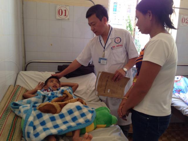 Tin tức trong ngày - Sụp hố bồn cầu nhà trường, bé 5 tuổi nứt sọ