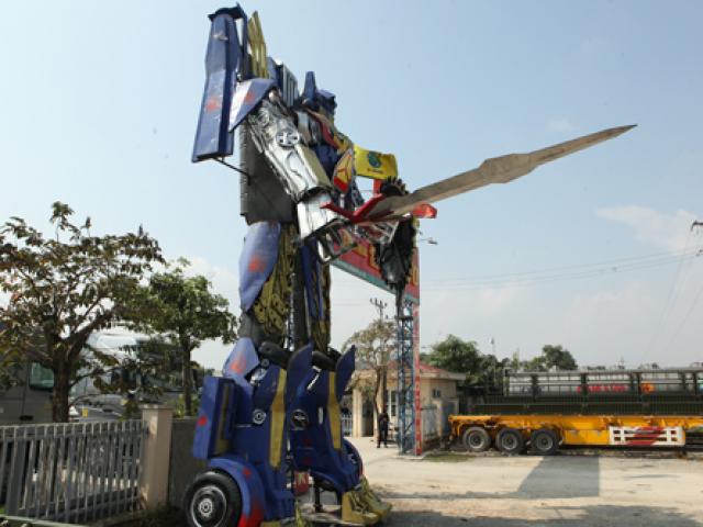 Xuất hiện robot khổng lồ cao 9m ở Hà Nội