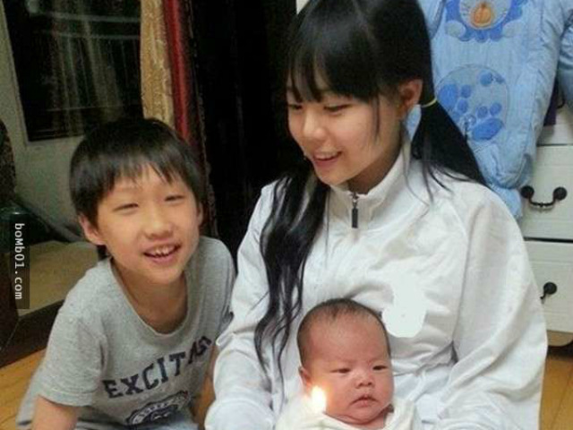 Bạn trẻ - Cuộc sống - Bất ngờ với bà mẹ 2 con mang vóc dáng học sinh tiểu học