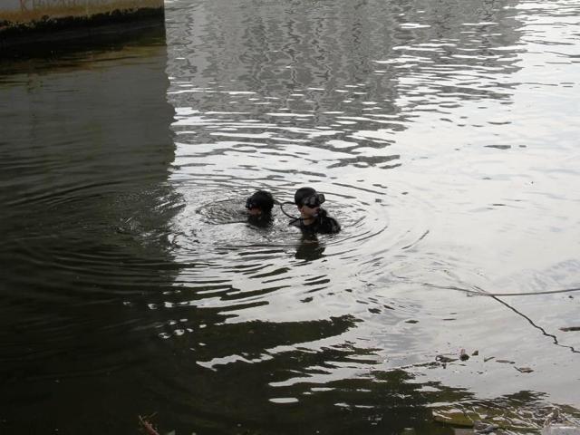 Tin tức trong ngày - Bỏ lại đôi dép, cô gái đi thẳng xuống kênh rồi mất tích