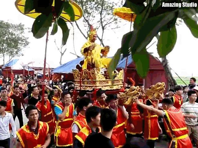 Tin tức trong ngày - Ngàn người chen chân xem rước "vua sống” ở Hà Nội