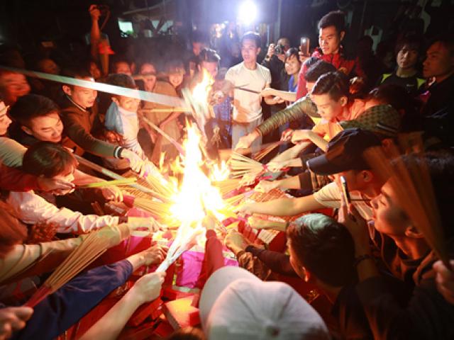 Tin tức trong ngày - Độc đáo lễ hội cả làng rủ nhau chạy lấy lửa trong đêm