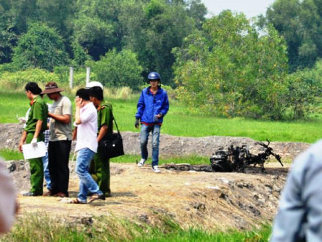 Tin tức trong ngày - Thi thể cháy đen, dính vào xe máy trên cánh đồng