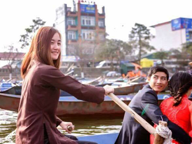 Bạn trẻ - Cuộc sống - "Hot girl lái đò" ở chùa Hương làm thổn thức cộng đồng mạng