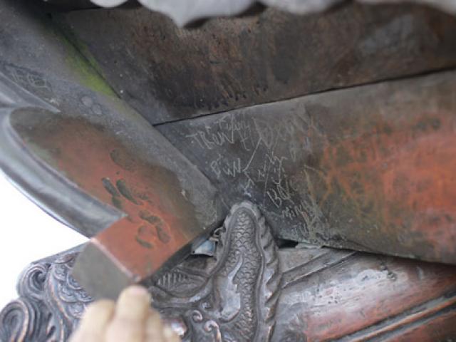 Sẽ tẩy sạch vết khắc bẩn trên chùa Đồng Yên Tử