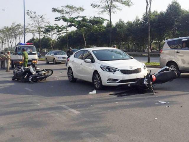 Ô tô ”đại náo” đường phố Sài Gòn, xe máy nằm la liệt