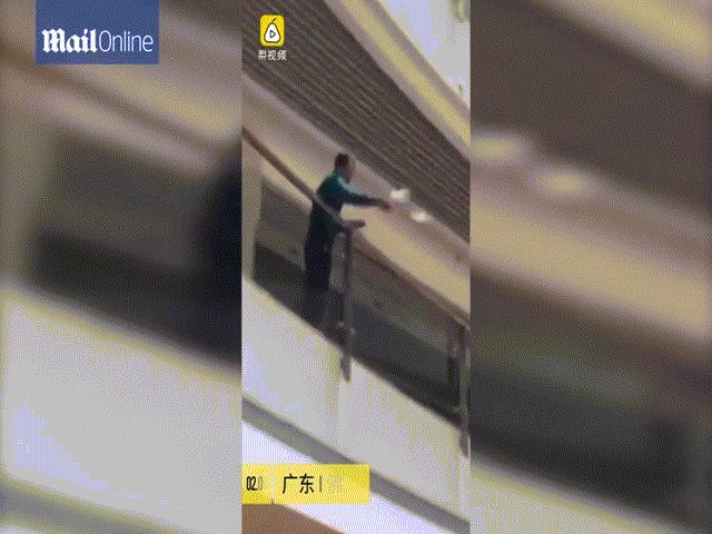 Thế giới - Sếp TQ vãi tiền mừng tuổi sau Tết, nhân viên tranh cướp