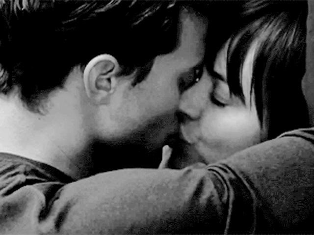 Phim - 2 DV “50 sắc thái” ghét nhau cay đắng vẫn hôn cuồng nhiệt