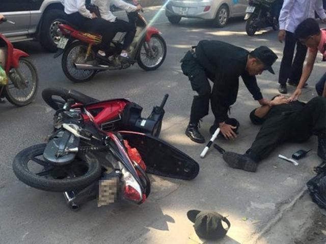 Pháp luật - Đi xe kẹp 4 bị bắt, nhóm 9X dùng gạch tấn công CSCĐ